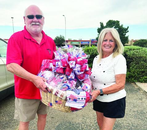 Tulia VFW Auxiliary presented the Patriotic basket to winner Simona Simmon. Her husband Milton bought the winning ticket for her. The drawing was held during Picnic week.