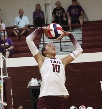 Kloe Chasco sets the ball