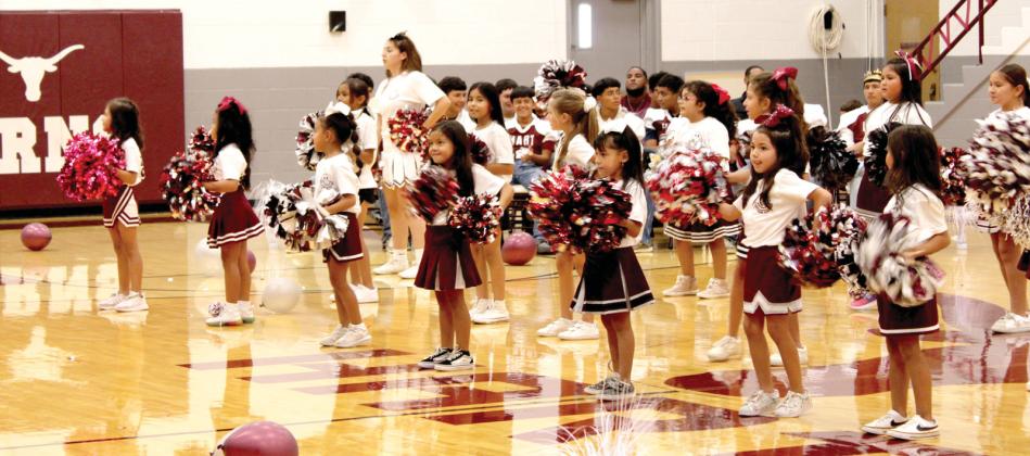 The Hart Mini Cheer Camp Cheerleaders performed at the Homecoming Pep Rally and during halftime of the football game.