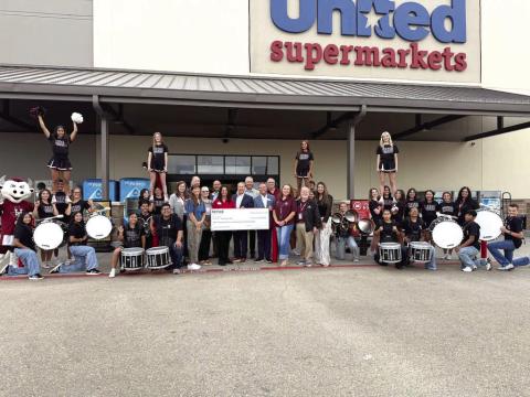 Hereford Students Help Welcome United Supermarkets to the Community