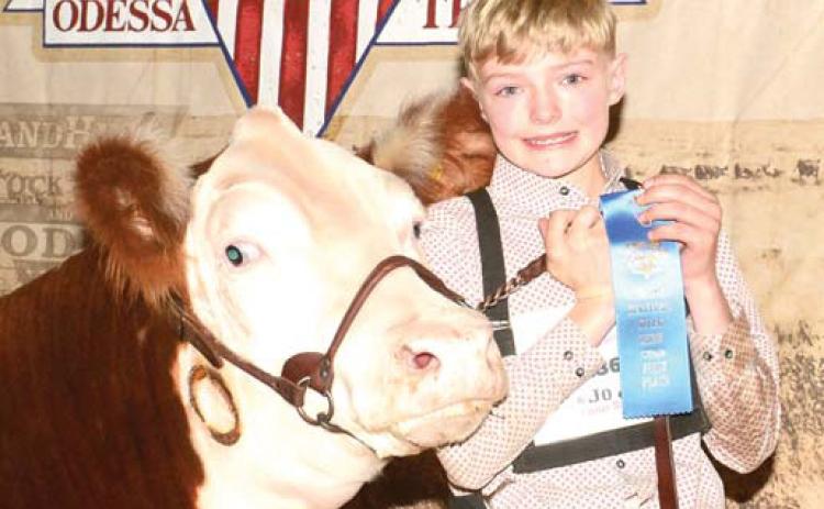 Dimmitt FFA Sawyer Lunsford kicked off the new year by competing at the Sandhills Stockshow and Rodeo in Odessa. Sawyer won the light weight class with a Horned Hereford weighing in at 1069 pounds and made the sale.