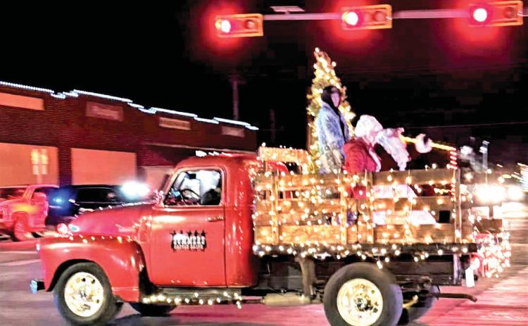 The Dimmitt Chamber of Commerce held its Christmas Light Parade to kick the holiday off. Judges for the parade were Kelly Taylor, Diane Sanders and Connie Merritt. The bright event featured winners: Best Overall- Fast Eddie’s, Rocking 13 and Van Pelt Real Estate; Shining Star- First United Bank; and Most Festive-Sixth-grade Bobcats. Children also got to enjoy Santa and Mrs. Claus for reading at West Texas Coffee and the Lions Club tree lighting.