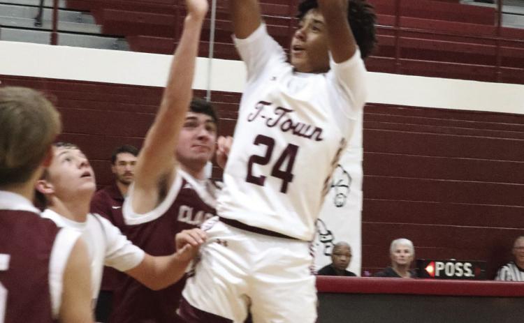 Deshaun Yarbrough shoots over the defenders